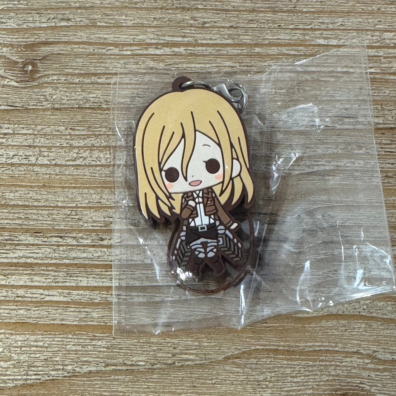Mets la main sur le porte-clés Krista d'Attack on Titan