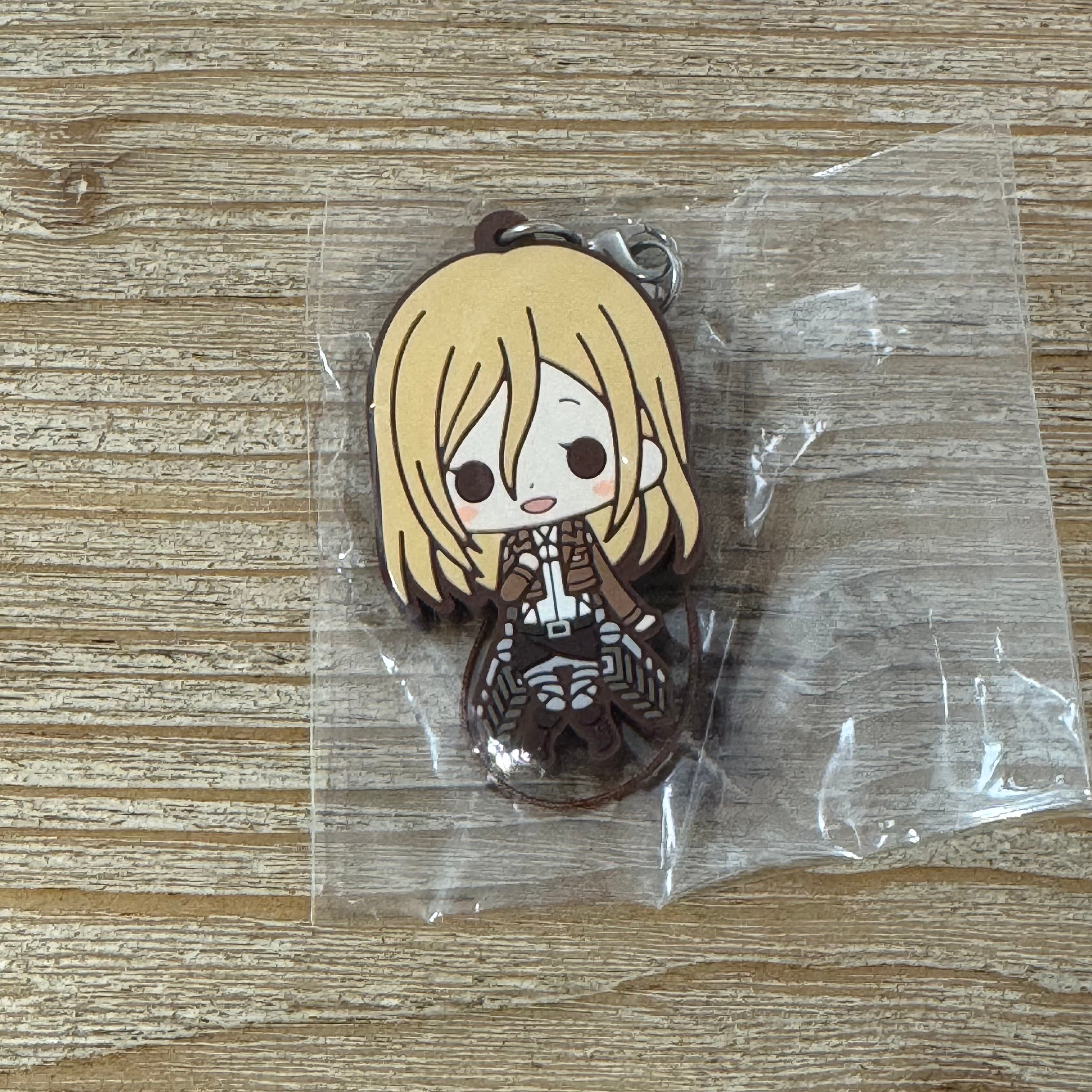 Mets la main sur le porte-clés Krista d'Attack on Titan